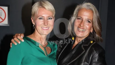 Λουκία Παπαδάκη: Στα 60 της εμφανίστηκε σαν 25αρα - Με μίνι φούστα και δερμάτινη αποκαλυπτική μπλούζα