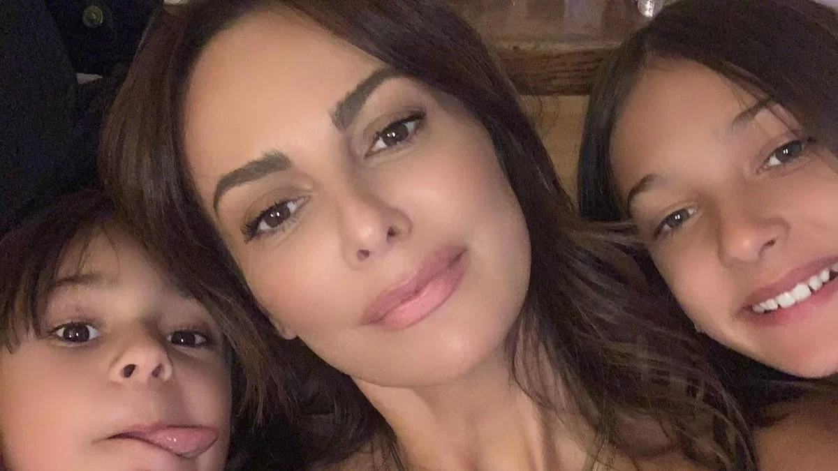 Ντυμένες στα κόκκινα - Η Μπέτυ Μαγγίρα στόλισε το πιο φωτεινό χριστουγεννιάτικο δέντρο με τις κόρες της