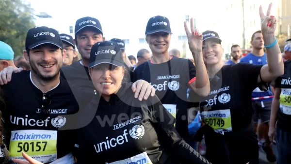 Εντελώς αμακιγιάριστη με και μαύρο καπέλο - Αγνώριστη η  Φαίη Σκορδά στον Μαραθώνιο Αθήνας 2022