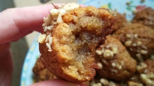 Πως να είναι μελωμένα μέσα, τραγανά απ' έξω - Το απόλυτο μυστικό για μελομακάρονα σαν της γιαγιάς