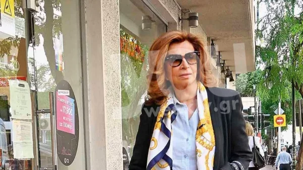 Με sneakers και σκισμένο τζιν στο Κολωνάκι - Αποκλειστικές φωτογραφίες από την εμφάνιση της Μιμής Ντενίση