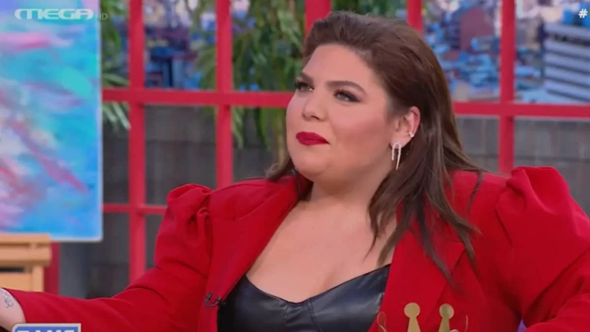 Γενέθλια για την Δανάη Μπάρκα: Με κόκκινο φόρεμα στο πλατό του Πάμε Δανάη