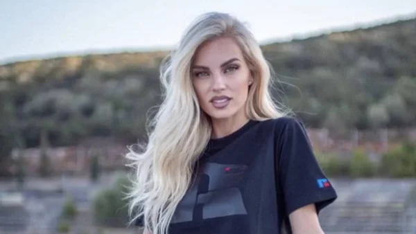 «Το δαχτυλάκι δείχνει που ακριβώς γράφω την άποψη σας» - "Σάλος" στο Instagram με την χειρονομία της Τζούλιας Νόβα