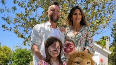 Πελώριο με χρυσά και κόκκινα στολίδια - Το τρυφερό στιγμιότυπο των παιδιών του Βαρδή & της Σκαφίδα μπροστά από το Χριστουγεννιάτικο δέντρο