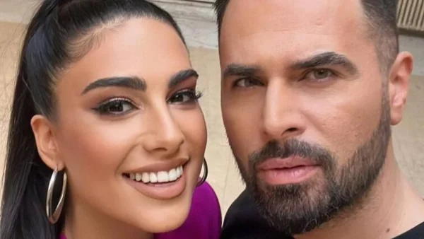 Γιώργος Παπαδόπουλος - Γαλάτεια Βασιλειάδη: Δεν έβαλαν αστέρι στην κορυφή, αλλά... - Η οικογενειακή φωτογραφία μπροστά από το χριστουγεννιάτικο δέντρο