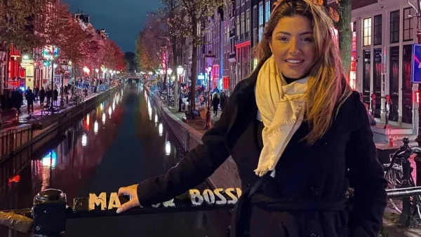 Με μπότες όλο στρας, μίνι φούστα και t-shirt - Αναστάτωσε ολόκληρο το Άμστερνταμ η Έλενα Παπαρίζου με την εμφάνισή της