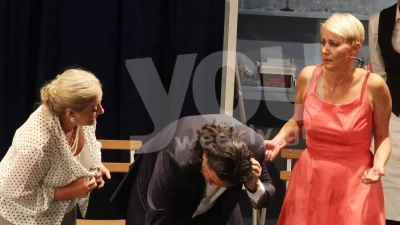 Καθόντουσαν πρώτη σειρά και χειροκροτούσαν - Ο Κώστας Καραμανλής με τον γιο του καμάρωσαν την Νατάσα Παζαΐτη στο θέατρο