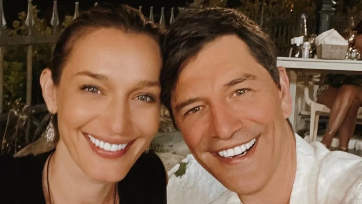 Σάκης Ρουβάς: Στόλισε Χριστουγεννιάτικο δέντρο με την οικογένειά του - Φωτογραφία από το σπίτι τους στο Νέο Βουτζά