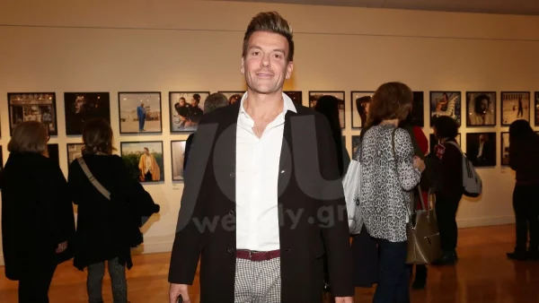 Με χρυσά και κόκκινα στολίδια - Σχεδόν δύο μέτρα το χριστουγεννιάτικο δέντρο του Σπύρου Σούλη