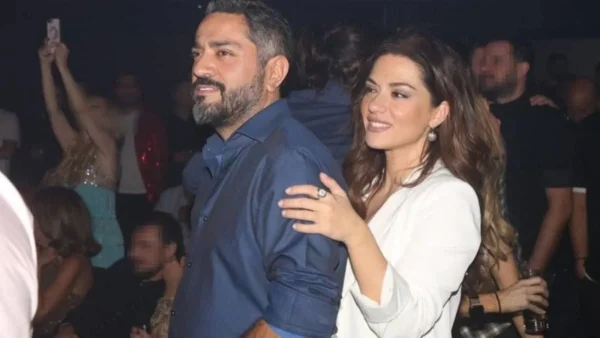 Χρειάστηκαν σκάλα για να το στολίσουν - Το τεραστίων διαστάσεων χριστουγεννιάτικο δέντρο στο σπίτι Λασκαράκη & Σουλτάτου