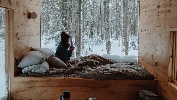 Κόστος μηδέν: 4+1 μπακαλίστικοι τρόποι για να κρατήσετε το σπίτι σας ζεστό χωρίς καλοριφέρ ή κλιματιστικό