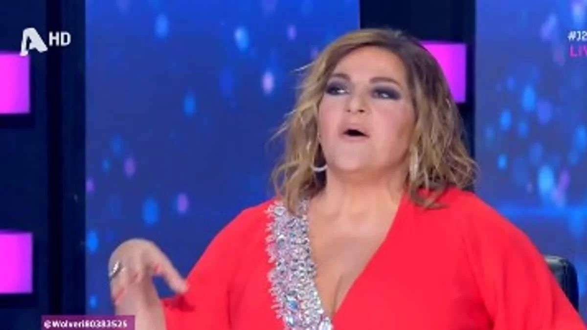 J2US: «Έχω χάσει την όσφρησή μου αλλά όχι την...» - ''Λύθηκε'' στο γέλιο όλο το πλατό με το αυτοσαρκαστικό σχόλιο της Σταυροπούλου