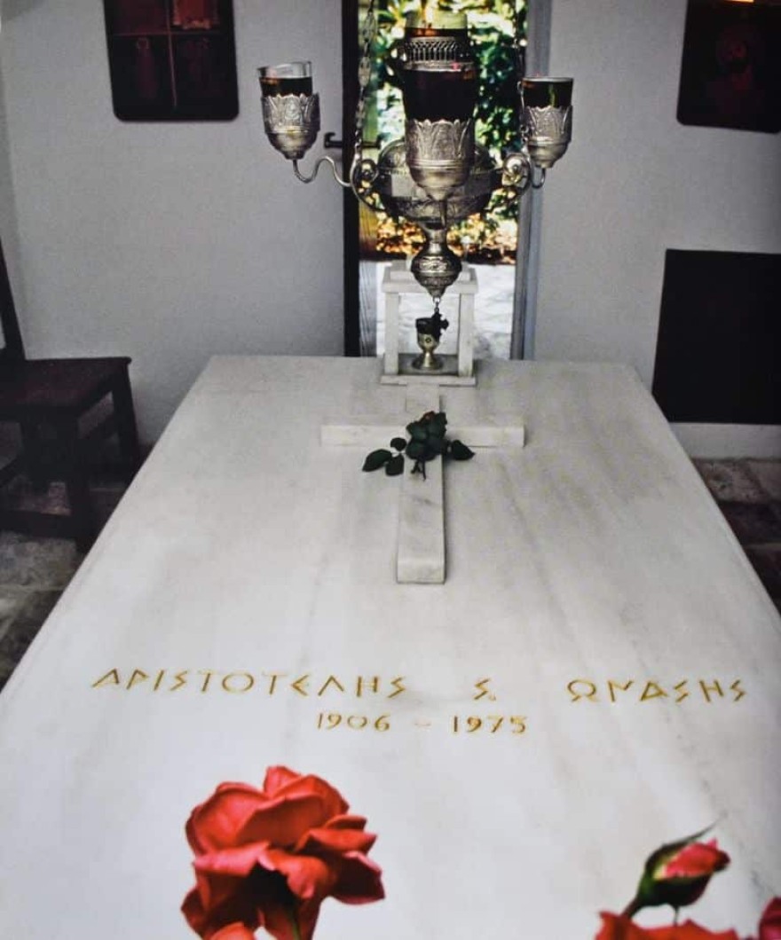 Πως είναι σήμερα ο τάφος του ωνάση