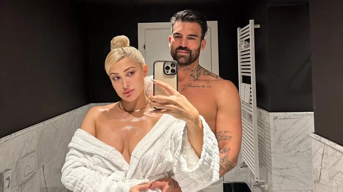 Εκείνη καθόταν στον καναπέ και εκείνος της φιλούσε την φουσκωμένη της κοιλιά - "Λιώνει" για την Ιωάννα Τούνη ο Δημήτρης Αλεξάνδρου