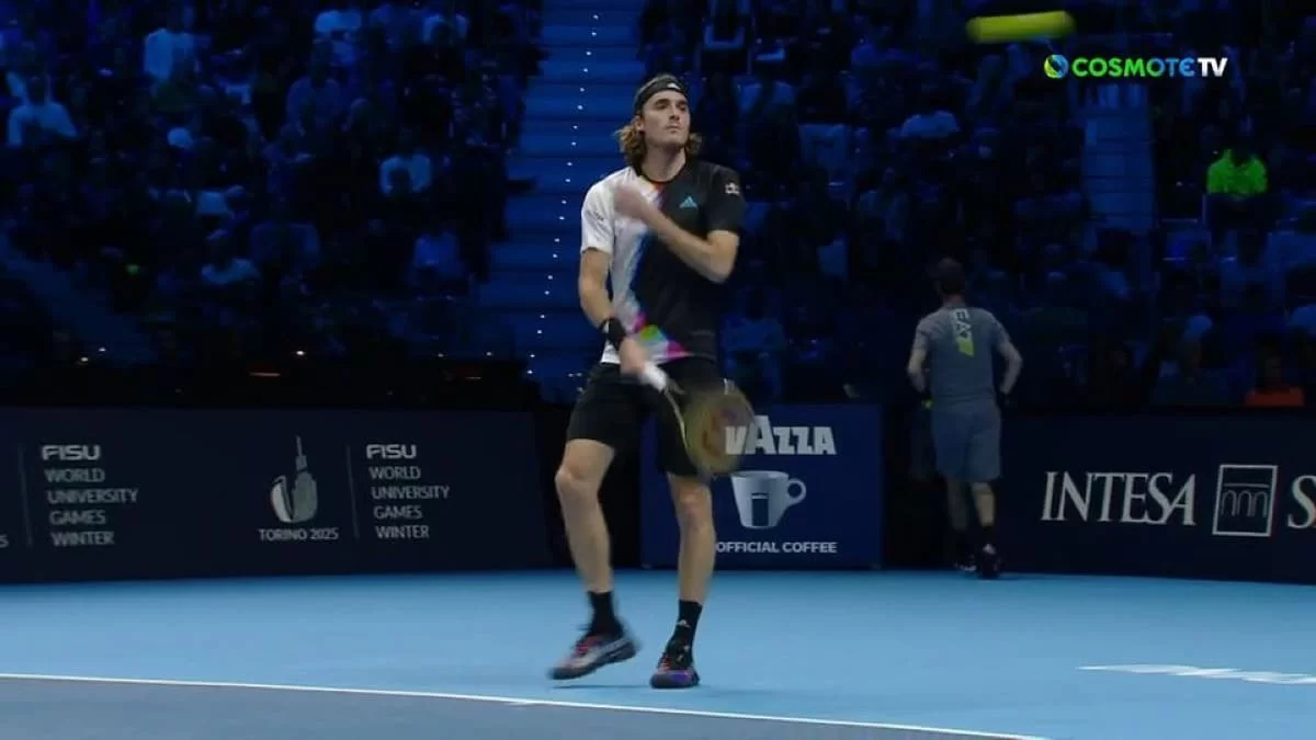 Τον "γιούχαρε" όλο το στάδιο - Έξαλλος ο Στέφανος Τσιτσιπάς πέταξε το μπαλάκι με δύναμη στους γονείς του κατά τη διάρκεια του αγώνα