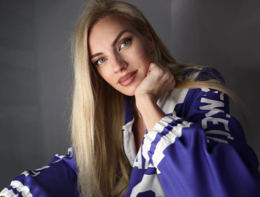 Τζούλια Νόβα ανάρτηση