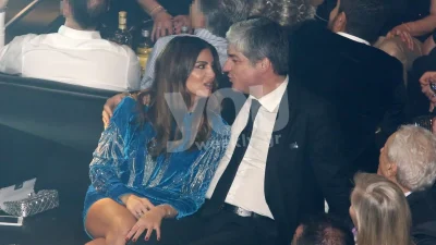 Αγκαλιασμένοι και ηλιοκαμένοι μπροστά από την θάλασσα - Η τρυφερή ανάρτηση της Σταματίνας Τσιμτσιλή για την γιορτή του Θέμη Σοφού