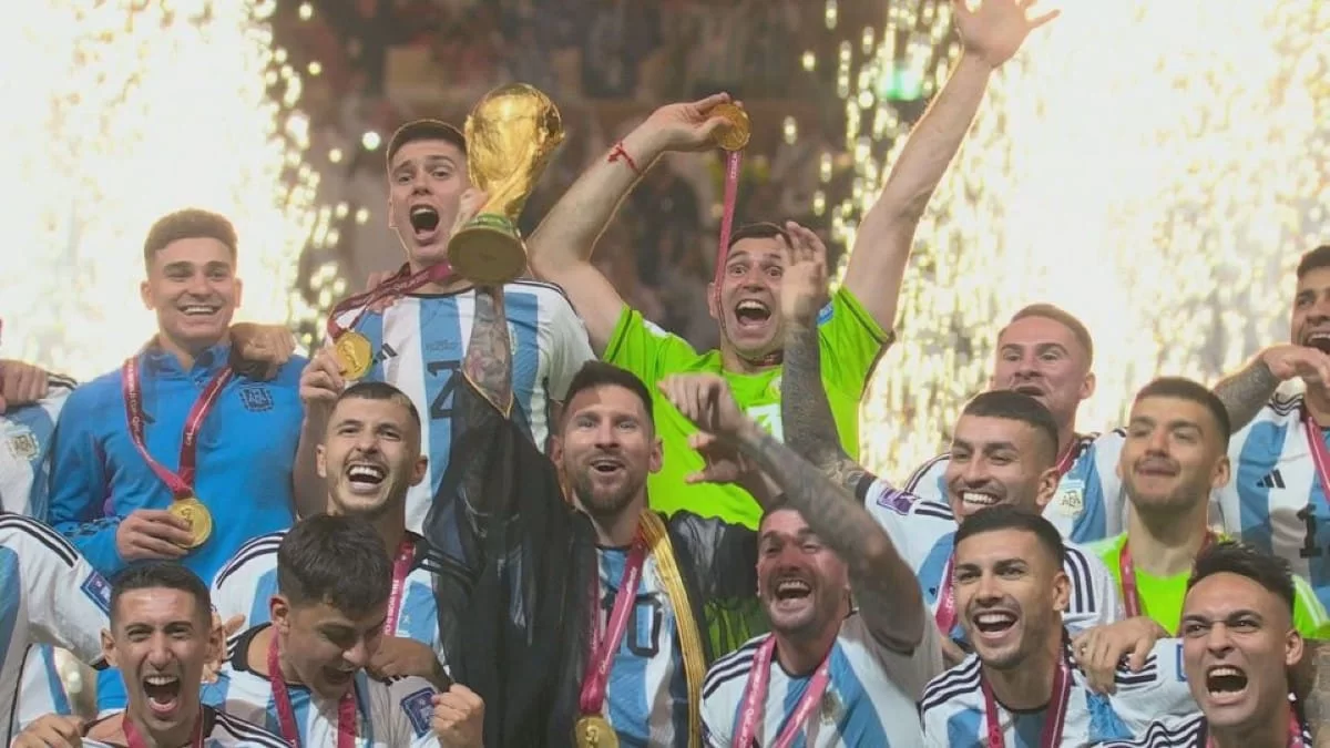Μουντιάλ 2022: Η Αργεντινή είναι η νικητήρια ομάδα - Οι έξαλλοι πανηγυρισμοί και το φιλί του Μέσι στο τρόπαιο που δεν θα ξεχάσει κανείς