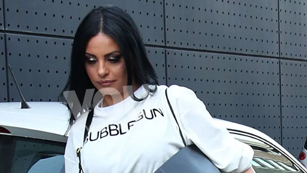 Με τεράστιο γωνιακό καναπέ μπροστά από τον πέτρινο τοίχο - Το πρώτο πράγμα που έκανε η Δήμητρα Αλεξανδράκη στο νέο της σπίτι