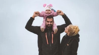 Η κόρη τους έχει μεγαλώσει πολύ - Τα πρώτα Χριστούγεννα της Τζούλιας Νόβα και του Μιχάλη Βιτζηλαίου ως οικογένεια