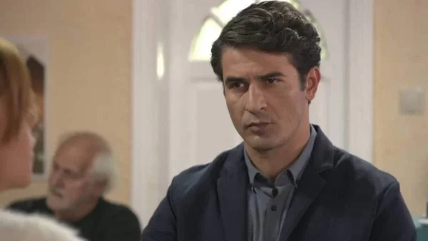 Τρία Μίλια: Σε σοκ ο Μιχάλης - Λαμβάνει ξαφνικά ένα μήνυμα που σχετίζεται με την εξαφάνιση της μητέρας του