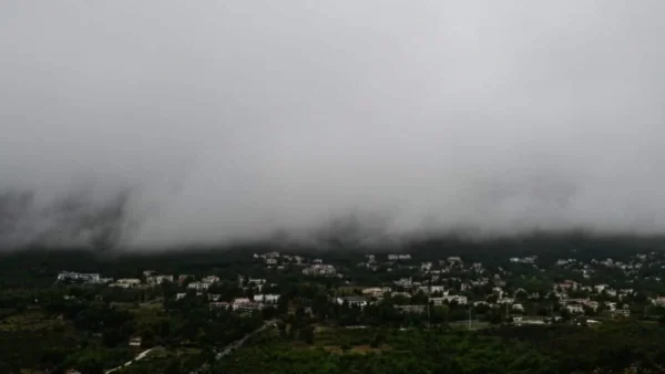 Καιρός (8/12): Αυξημένες νεφώσεις με σποραδικές καταιγίδες στα νησιά - Τι θα επικρατήσει στην Αττική