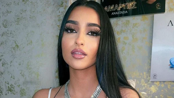 Δεν στόλισε 1 αλλά 2 χριστουγεννιάτικα δέντρα στο σπίτι της - Πιο λαμπερό από ποτέ το σαλόνι της Αναστασίας