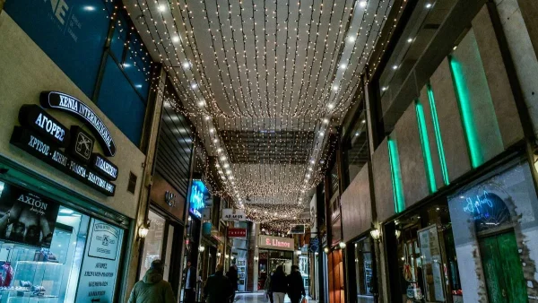 Εορταστικό ωράριο 2022: Ανοιχτά τα εμπορικά καταστήματα σήμερα, Κυριακή 18/12