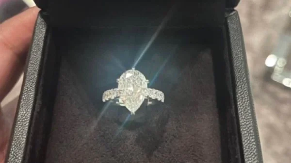 Έρωτας με 40 χρόνια διαφορά: Αρραβωνιάστηκε πολυσυζητημένο ζευγάρι - Το εξωπραγματικό μονόπετρο