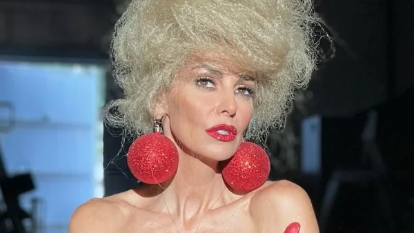 Η Μπέτυ Μαγγίρα ντύθηκε χριστουγεννιάτικο δέντρο - Δημιούργησε το φόρεμα μόνη της