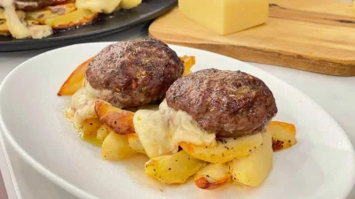 Σαν της ταβέρνας: Μπιφτέκια γεμιστά με κασέρι που λιώνει στο στόμα