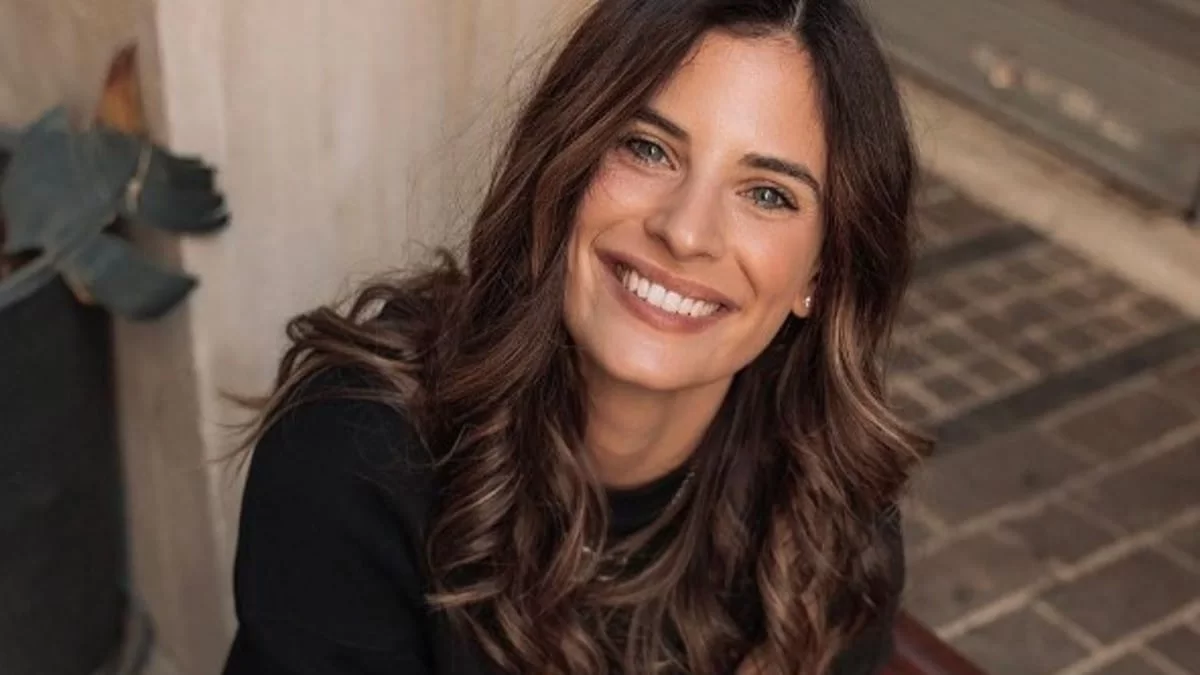 Με κόκκινο εσώρουχο κάτω από το χριστουγεννιάτικο δέντρο - Η νέα αποκαλυπτική φωτογραφία της Μπόμπα