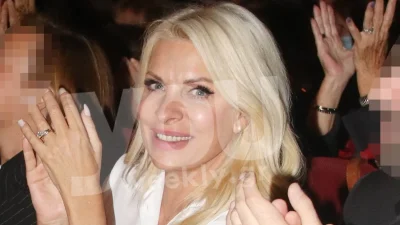 Η Ελένη κοιτούσε το φωτογράφο και όλο το θέατρο εκείνη - Σπάνια δημόσια εμφάνιση για την Μενεγάκη χωρίς τον Παντζόπουλο