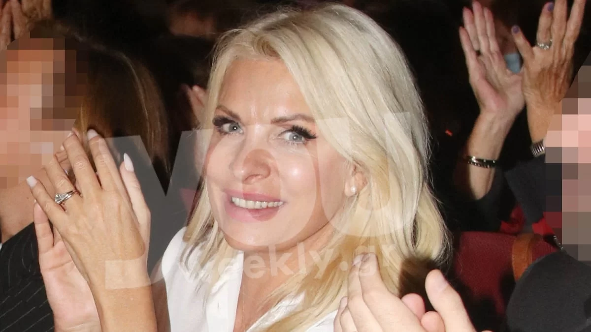 Η Ελένη κοιτούσε το φωτογράφο και όλο το θέατρο εκείνη - Σπάνια δημόσια εμφάνιση για την Μενεγάκη χωρίς τον Παντζόπουλο