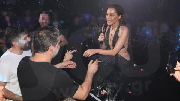 Καυτά φιλιά στο στόμα μπροστά σε όλο το Enastron - Φουλ εκδηλωτικοί Βανδή και Μπισμπίκης