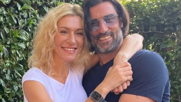 Ζέτα Δούκα: Έτοιμο το Χριστουγεννιάτικο δέντρο - Γέμισε το σπίτι πολύχρωμα στολίδια με την συντροφιά της κόρης και του άνδρα της