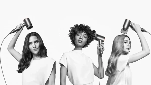 Dyson Supersonic Flyaway: Το τέλειο festive gadget για να «πειθαρχήσεις» τα ατίθασα μαλλιά!