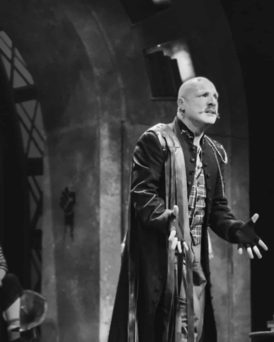 Νίκος Μουτσινάς