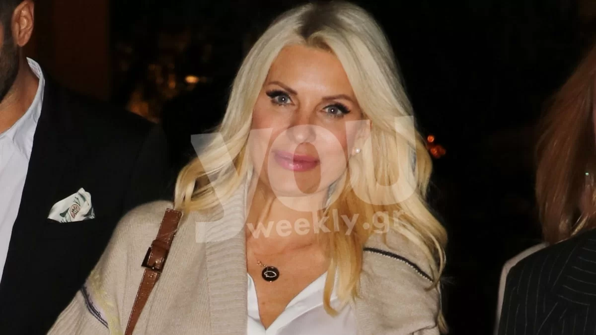 Με την τελευταία τάση στα παπούτσια και casual look, η Ελένη Μενεγάκη στο Θέατρο Αλίκη - Σου τα βρήκαμε με 24,50 ευρώ μόνο