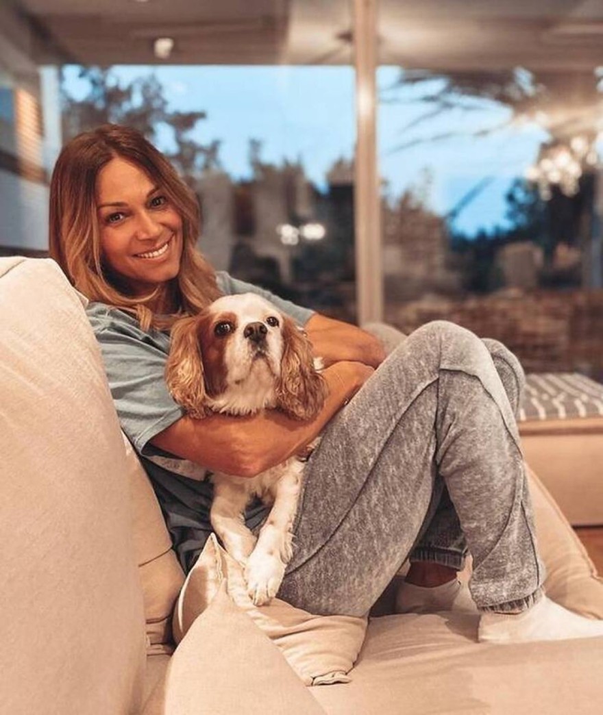 Έλλη Κοκκίνου καναπές