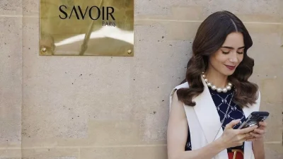 Η πρωταγωνίστρια του Emily in Paris, Lily Collins, με το νέο fashion micro-trend, όπως δεν την έχουμε ξανά δει