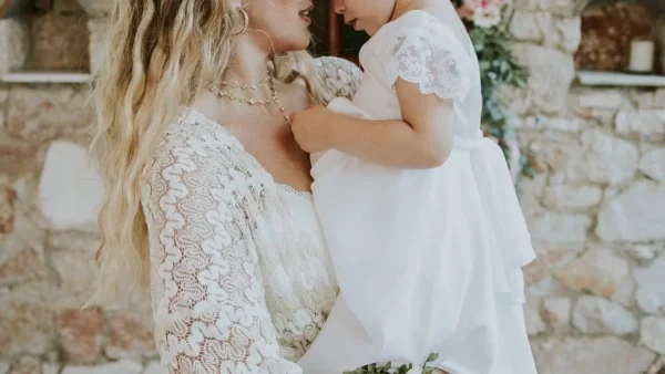 Ανακοινώθηκαν τα ευχάριστα - Έγκυος στο 2ο παιδί αγαπημένη Ελληνίδα τραγουδίστρια