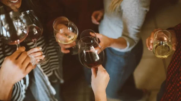 Ιδανικό για την παραμονή Πρωτοχρονιάς - Θα σε κοιτάει ολόκληρο το μαγαζί με αυτό το κατακόκκινο φόρεμα από τα Zara