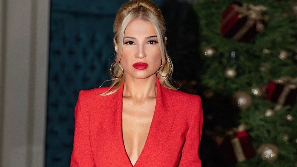 ΣΚΑΙ: Η Φαίη Σκορδά κουνά το μαντήλι του αποχαιρετισμού στον σταθμό