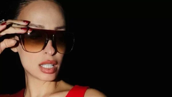 Δε φόρεσε τίποτα μέσα από το πέτσινο jacket της - Φουσκώνει και άλλο η κοιλίτσα της Φουρέιρα