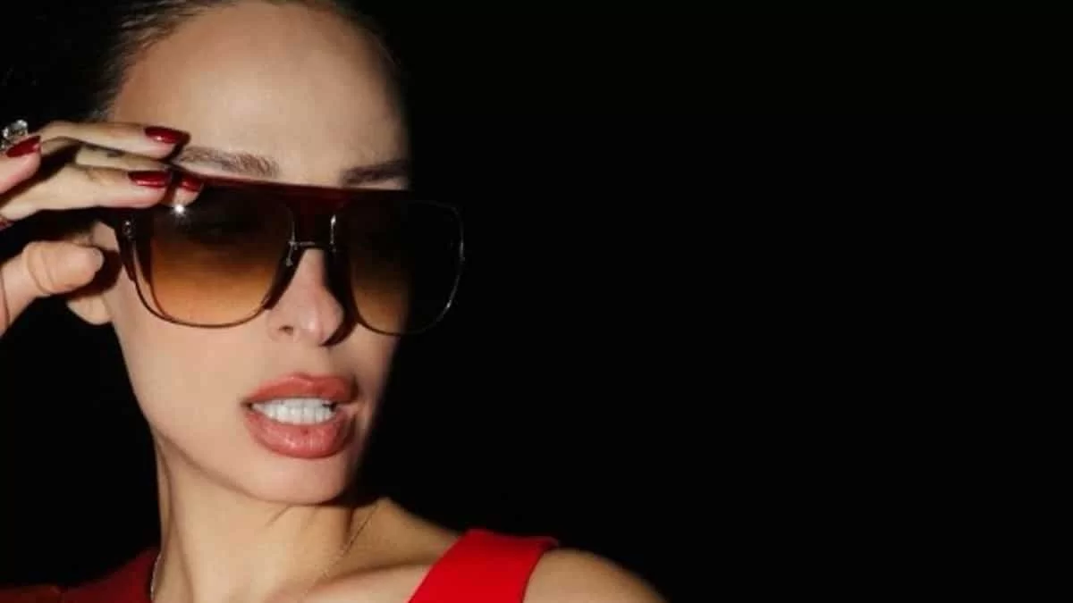 Δε φόρεσε τίποτα μέσα από το πέτσινο jacket της - Φουσκώνει και άλλο η κοιλίτσα της Φουρέιρα