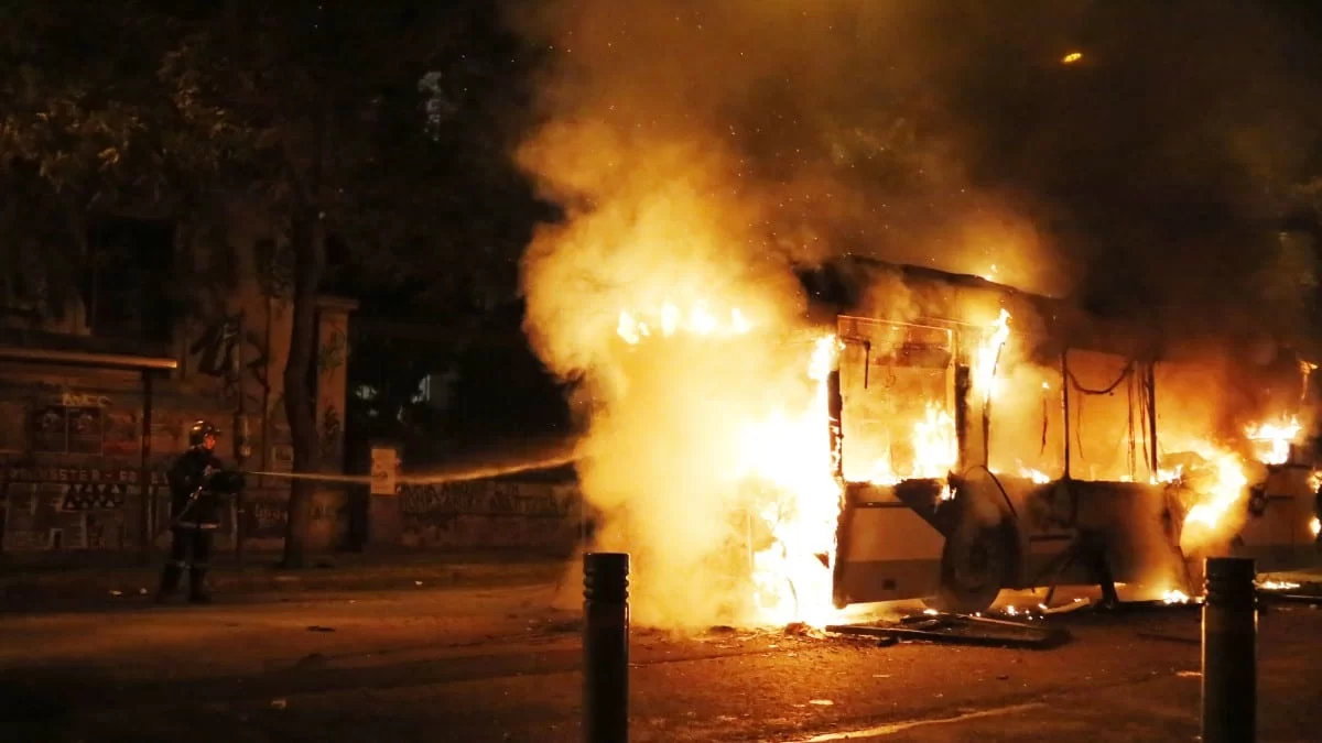 Φωτιά σε λεωφορείο στο Μενίδι