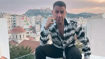 Πολύχρωμο και εκκεντρικό σαν τον ίδιο - Έκλεψε τις εντυπώσεις το χριστουγεννιάτικο δέντρο του Γιώργου Μαζωνάκη