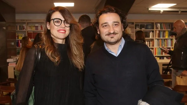 Φωτισμένο ξανά το σπίτι του Χαραλαμπόπουλου μετά την έκρηξη - Στόλισε ένα τεράστιο γεμάτο στολίδια χριστουγεννιάτικο δέντρο μαζί με την Πρίντζου