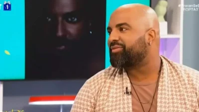 «Χωρίς ενδοιασμούς» - Χαμός με την γυμνή εμφάνιση του Ησαΐα Ματιάμπα στο θέατρο